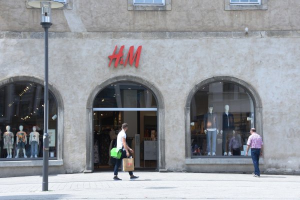 Bei H&M in Detmold soll eine Betriebsversammlung der Mitarbeiter abrupt beendet worden sein, indem die Filiale um 10 Uhr geöffnet wurde. - © Raphael Bartling