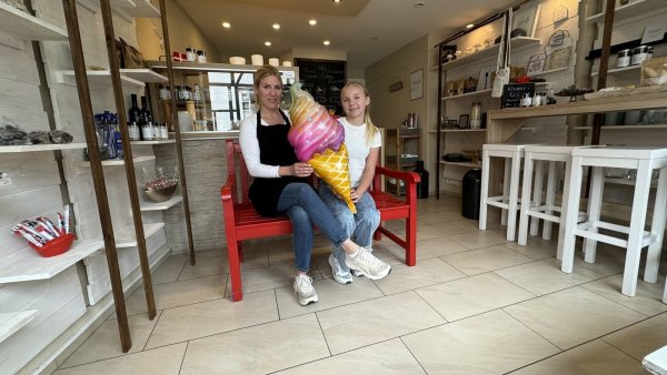 Jennifer Schüller mit Tochter Stella in der nach ihr benannten "Stellateria". Hier gibt es Softeis nach skandinavischem Vorbild. - © Sven Kienscherf
