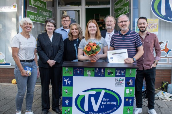 Beim Hörnchenfest wird der Engagementpreis 2024 an den TV Horn-Bad Meinberg übergeben. (Von links) Marga Jegust-Heldermann (Laudatorin), Dagmar Seifert (Jury Engagementpreis), Fried Petringmeier (Stellvertretender Bürgermeister), Bianca Kompalla (Stellvertretende Vorsitzende Integrationsbeirat), Lara Saß (Geschäftsführerin TV Horn-Bad Meinberg), Andreas Mickel (Vorsitzender Integrationsbeirat), Jürgen Beutel (Vorstand TV Horn-Bad Meinberg), Celil Celik (Jury Engagementpreis). - © Stadt Horn-Bad Meinberg
