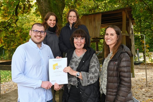 Dennis Rolf (stellvertretender Leiter, von links), die Erzieherinnen Carina Petruschat und Nadine Große, Leiterin Andrea Korte und Linda Diekmannshemke vom Träger freuen sich über die erfolgreiche Zertifizierung zum Familienzentrum NRW. Foto: Kita St. Michael - © Kindertageseinrichtung St. Michael
