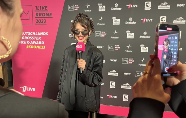 Schon dreimal gewann Sängerin Nina Chuba (hier 2023) eine Krone, Rapper Casper sogar achtmal. Sie könnten zur Jubiläumsausgabe wieder in Bielefeld bei der "1Live Krone" dabei sein. - © Jan Husmann