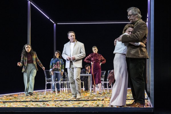 Bild: Abgründe tun sich auf: Das Ehepaar Janet (Manuela Stüßer) und Bill (Gernot Schmidt), vorne rechts, Martha (Anja Syrbe), Jinny (Stella Hanheide), Gottfried (Patrick Hellenbrand), Tom (Leonard Lange) und April (Alexandra Riemann). - © Landestheater/Quast