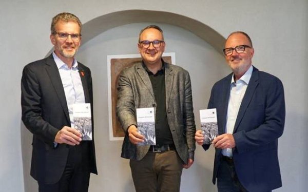 Präsentierten den neuen Lemgoer Mietspiegel (von links): Klaus Drücker, Vorsitzender des Vorstandes der Sparkasse Lemgo, Bürgermeister Markus Baier und Norbert Stukenbröker, Vorsitzender von Haus & Grund Lemgo. - © Haus & Grund