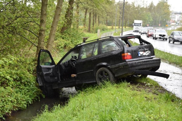 Der BMW kam aus bisher unbekannten Gründen von der Fahrbahn ab. - © Jörn Fries