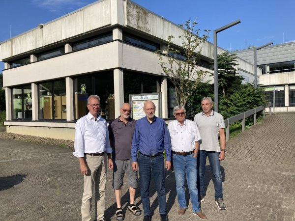 Die Interessengruppe Badehaus (von links) mit Andree Dietrich, Bernd Krähe, Dr. Michael Haack, Peter Radszuweit und Ulrich Bröker ist empört und findet, dass die Stadt ihr Engagement nicht würdigt. - © Cordula Gröne