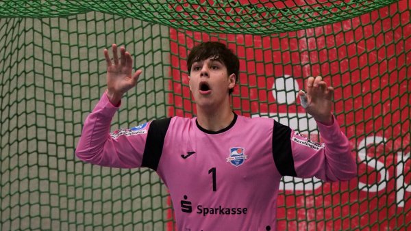 A-Jugend-Torhüter Mika Heine durfte angesichts der Ausfälle von Leon Goldbecker und Louis Kleinschmidt gegen GSV Eintracht Baunatal erstmals von Beginn an das Drittligator von THL hüten. - © Jörg Hagemann
