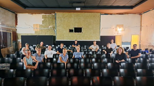 Ein neu gegründeter Verein will das Kaiserhof-Kino am Bahnhof reaktivieren. Zu den Mitgliedern gehören (von links) Sabine Koerner, Julia Jakobeit, Beate Hüls, Iris Sanders, Christoph Hüls, Dirk Pruin, Robert Sure, Silvia Stolzenberg, Boris Römer, Klaus Friemel, Jürgen Pukies, Anna Pier, Christian Schulze, Kerstin Böttcher und Jan Wieman. - © Kino und Kultur Detmold e.V.