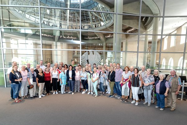 Kerstin Vieregge (vorn, Achte von links) freut sich, dass sie nach zweijähriger Corona-Pause ihre erste lippische Besuchergruppe im Bundestag begrüßen konnte. - © Daniel Rudolph - StadtLandMensch-Fotografie