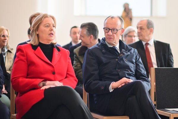 „Bullshit“ nannte Arbeitsministerin Bärbel Bas (SPD, l.) die These von Kanzler Friedrich Merz (CDU), man könne sich die Sozialsysteme – hier gemeint vor allem das Bürgergeld – nicht mehr leisten. - © Sebastian Christoph Gollnow/dpa
