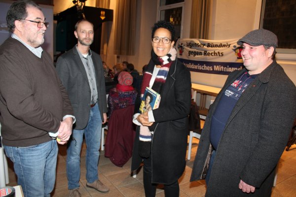 Die Filmemacherin und Autorin Mo Asumang im Gespräch mit Manfred Hilbrink-Späth, Michael Gröne (von linsk) und Marcel Brand (rechts) vom Lagenser Bündnis gegen Rechts. - © Sandra Castrup