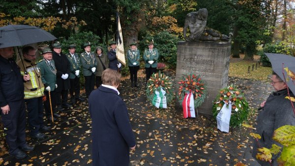 Beim Gedenken am Ehrenmal an der Blomberger Straße erinnert die stellvertretende Bürgermeisterin Christ-Dore Richter an Detmolder Opfer und auch die der Menschen, die nach Detmold kamen. Landrat Dr. Axel Lehmann (rechts) hatte zuvor bei der zentralen Veranstaltung auf dem Kaiser-Wilhelm-Platz gesprochen. - © Sven Koch