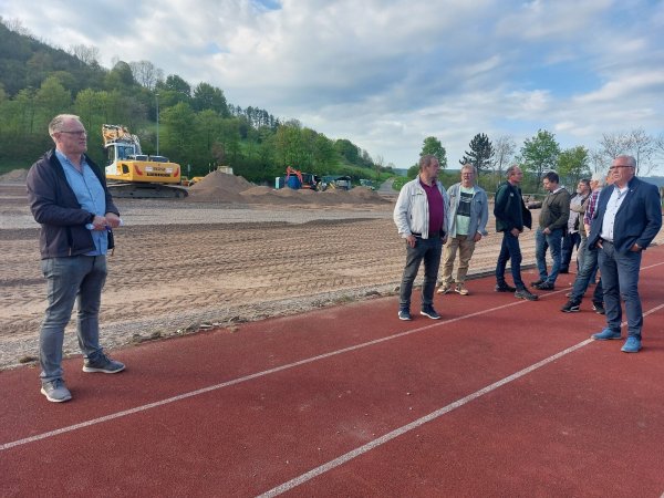 Die Sportanlage am Johannes-Gigas-Schulzentrum wird umgebaut. Bei einer Ortsbesichtigung hat Fachbereichsleiter Gregor Günnewich die Mitglieder des Ausschusses für Stadtentwicklung, Planen und Bauen über den derzeitigen Stand und den weiteren Bauablauf informiert. - © Michaela Weiße