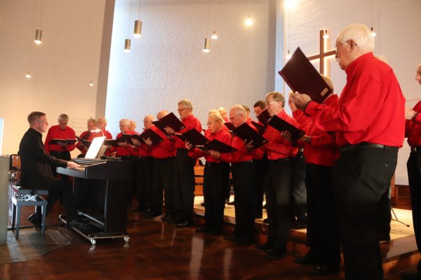 Vor drei Monaten hat Dominik Weidner die Chorleitung des Männergesangvereins Leopoldshöhe übernommen. Trotz kurzer Vorbereitungszeit waren die 25 Sänger des MGV beim Adventskonzert stimmlich wieder voll auf der Höhe. Foto: Knut Dinter - © Knut Dinter
