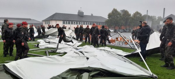 Ein kurzes, aber heftiges Gewitter über Höxter trifft auch den feierlichen Appell in der General-Weber-Kaserne. - © David Schellenberg