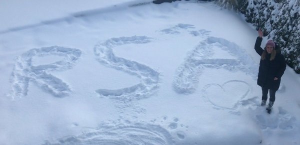 Die Lehrer haben ihren Schülern winterliche Grüße nach Hause geschickt - so wie diese Spuren im Schnee. - © Edith Kemeny