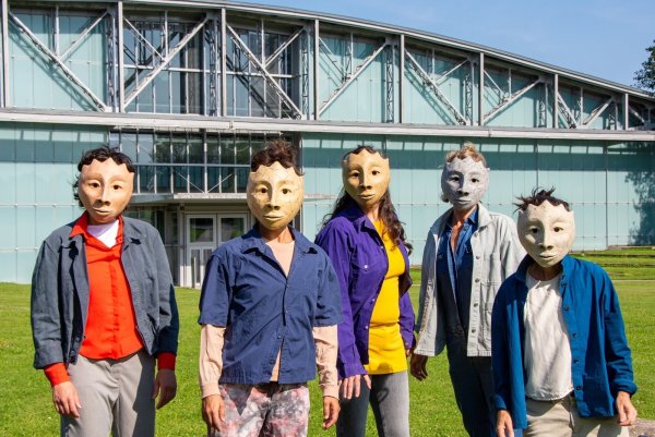 Die Mitglieder der freien Theatergruppe "TheatreFragile" wollen nicht ausziehen. Der Hangar 21 in Detmold ist ihr künstlerisches Zuhause. - © Raphael Bartling