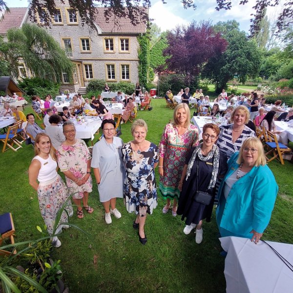 100-Jahr-Feier „Soroptimist International" auf der grünen Wiese: Zusammen mit den Vertreterinnen aus den acht in OWL ansässigen SI-Clubs genossen die Präsidentinnen (v. l.) Julia Hambach (Paderborn), Anke Plogstert (Detmold Lippische Rose), Astrid Brehler (Bad Waldliesborn), Kristine Heinecke (Lübbecker Land), Sonja Wehning (Detmold), Pia Leiting (Gütersloh), Beate von Rüdiger (Vizepräsidentin Bad Oeynhausen-Wittekindsland) und Christiane Piepenbrock (Bielefeld) die Feier. - © Doris Pieper