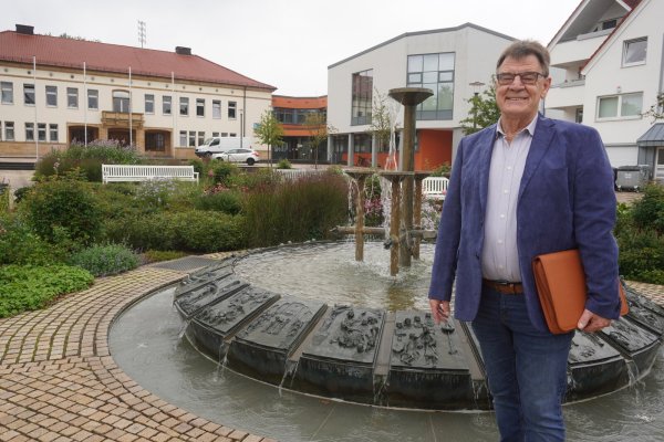 Das Rathaus in Bad Driburg hat für Klaus Lange eine besondere Bedeutung. Er ist stolz, dass er seit vergangenem Jahr dem Stadtrat angehört. - © Michaela Weiße