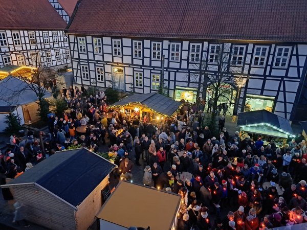 Lügder Weihnachtsmarkt aus der Vogelperspektive: Im vergangenen Jahr hat es viele Besucher in die Innenstadt gezogen. - © Lügde Marketing