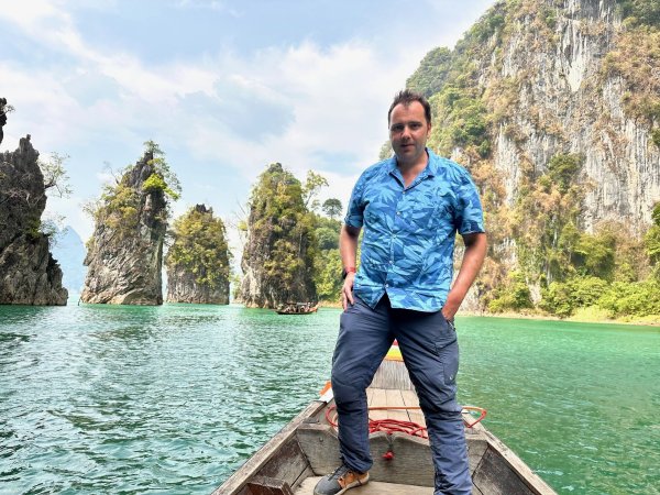Urige Landschaft: Der Khao Sok Nationalpark in Südthailand bietet Urlaubern Einblicke in eine unberührte Gegend, in der, unter anderem, noch wilde Elefanten leben. - © Ralf T. Mischer