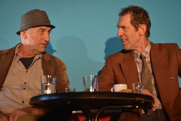 Joe (Gunther Möllmann, links) und John (Michael Grunert) brauchen ihre Gesprächsrituale. - © Theaterlabor Bielefeld