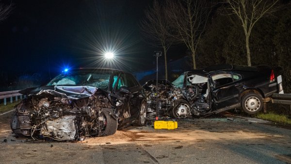 Beide Autos wurden durch die Wucht des Aufpralls stark demoliert. - © FreitagTV