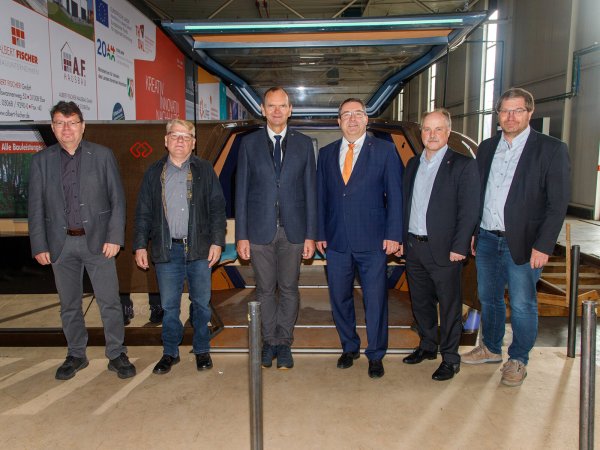 Posieren vor einer Monocab: (von links) Horst Fischer (Geschäftsführer der "IGA Metropole Ruhr 2027" gGmbH), Norbert Schilff (Bürgermeister der Stadt Dortmund), Professor Dr. Jürgen Krahl (Präsident der TH OWL), Dr. Axel Lehmann (Landrat des Kreises Lippe), Professor Dr. Thomas Schulte (Projektleiter MONOCAB, TH OWL), Professor Dr. Stefan Witte (Vizepräsident für Forschung und Transfer der TH OWL). - © Peter Wehowsky