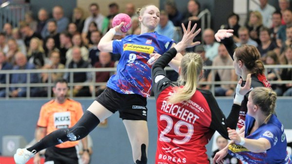Blombergs Rückraumspielerin Nieke Kühne steigt im Bundesliga-Duell mit dem Thüringer HC hoch und zieht ab. - © Oliver König
