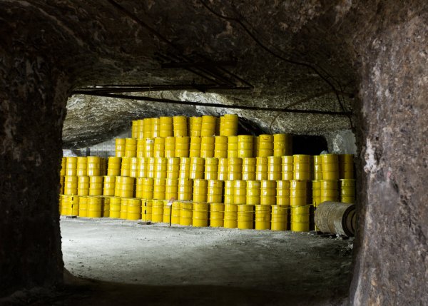 Gelbe Fässer für Atommüll lagern im Endlager Morsleben. Seuit Jahren wird ein neuer Standort für ein Endlager gesucht - © picture alliance / dpa