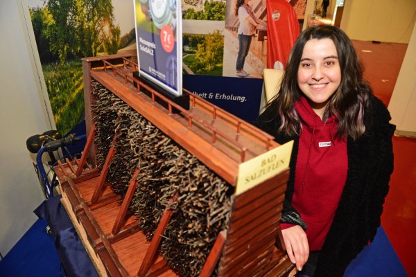 Projektleiterin Sofia Martinez freut sich, dass die Stadt Bad Salzuflen mit ihrer Tourismus-Abteilung in Kooperation mit dem Staatsbad erstmals auf der Messe vertreten ist und ein Gradierwerk in Miniaturformat dabei hat - © Nicole Ellerbrake