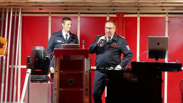 Löschgruppenführer Christoph Paier (links) und Lars-Uwe Brede, Leiter der Feuerwehr Lemgo, hielten je eine Laudatio auf die Löschgruppe Brake. - © Rudi Rudolph