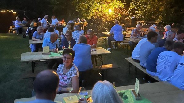 Zahlreiche Gäste genießen die Atmosphäre beim Weinfest im Rosengarten in Almena. - © Almena - Extertals starke Mitte