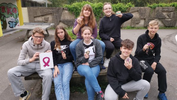Jason (von links), Sophie, Jenny, Samantha, Maya, Jeremy und Maximilian machen sich gegen Brustkrebs stark. - © Sabine Mirbach