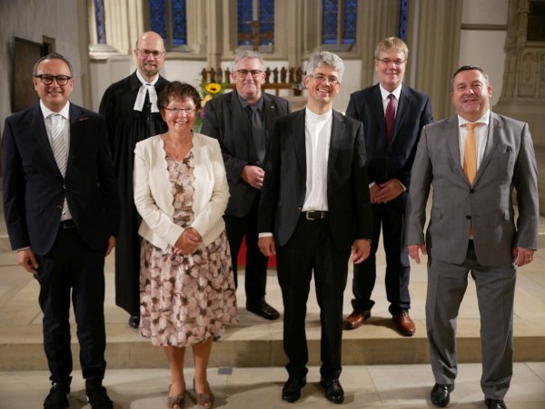 Der neue Kirchenmusikdirektor in St. Marien, Volker Jänig (Dritter von rechts) mit (von links) Markus Baier, Matthias Altevogt, Dorothea Ruhe, Tobias Treseler, Landessuperintendent Dietmar Arends und Landrat Dr. Axel Lehmann. - © Thomas Krügler