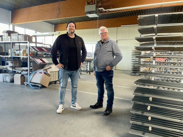 Jan-Christoph Menke (l.) ist der neue Inhaber der Industrielackiererei in Hiddenhausen von Christian Scholz. - © Mareike Köstermeyer