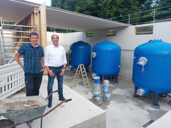 Lange haben sich Frank Erbs (links) und Rolf Stanislawski, Betreiber des Freibads in Schieder, die neuen Filter herbeigesehnt. Jetzt sind sie da. Doch in dieser Badesaison kommt zum letzten Mal die alte Technik zum Einsatz. - © Michaela Weiße
