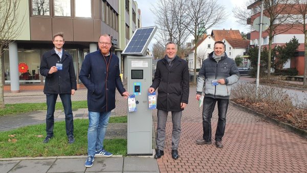 Tim Sturhahn (Stadtwerke, von links), Stadtwerke-Chef Volker Stammer, Bürgermeister Dirk Tolkemitt und Thomas Bürth von der Stadt stellen das Handyparken am Parkscheinautomaten an der Osterstraße vor. - © Stadtwerke Bad Salzuflen