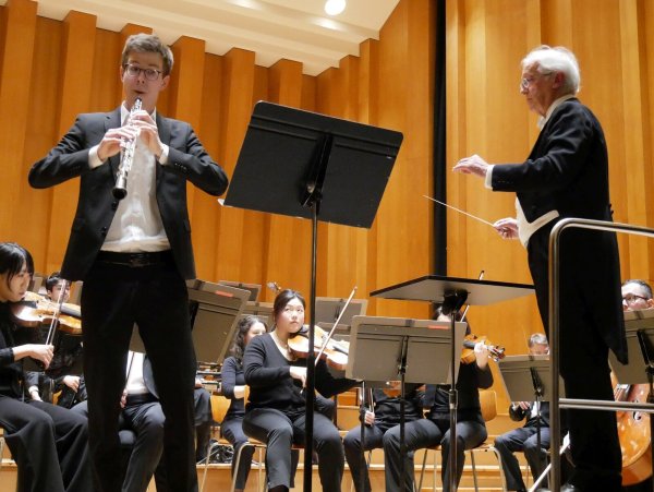 Mozarts Oboenkonzert: Kilian Debus (links) brilliert mit der NWD unter Leitung von Pietro Borgonovo. - © Thomas Krügler