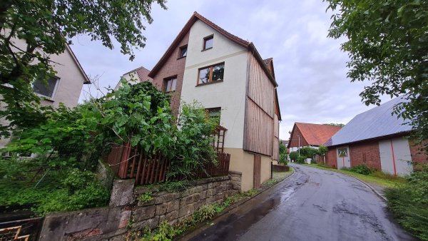 In das Haus in der Kurzen Straße 1 sollen voraussichtlich in der nächsten Woche die ersten Flüchtlinge einziehen. - © Marianne Schwarzer