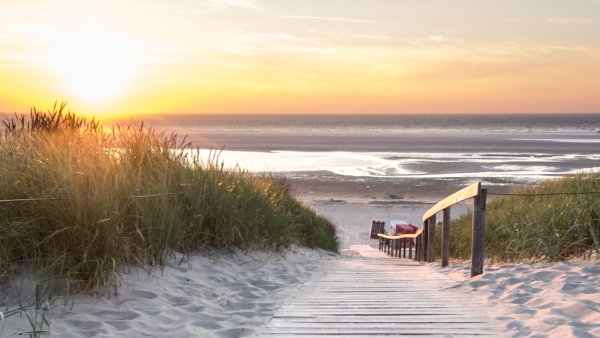 Gerade am Abend lohnt es sich, auf Langeoog den Weg zum Strand zu suchen. Denn dann ist Ruhe garantiert. - © A. Falk