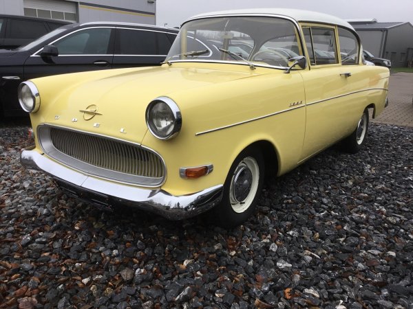 Baujahr 1961: Der Opel P1200 wurde von Udo Rothbauer auf dem Hänger ins Rheinland überführt. Dort fährt ihn ein 80-Jähriger Mann, der genau dieses Modell nach dem Erwerb des Führerscheins fuhr. - © Axel Bürger(LZ)