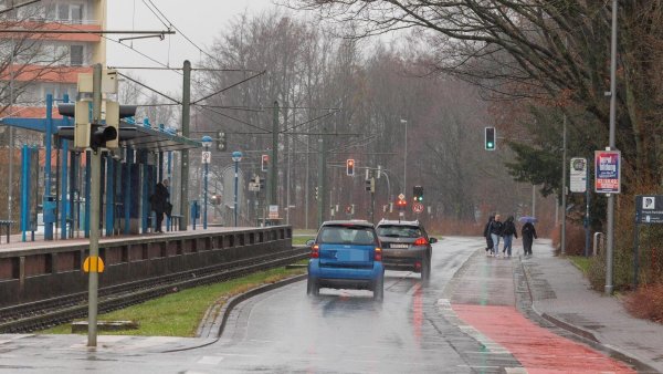 Blick auf die Kurt-Schumacher-Straße in Richtung Universität: Nach den Vorstellungen der Planer, soll diese Fahrspur für Autos möglichst gesperrt werden, dort die Fahrradstraße verlaufen. - © Oliver Krato