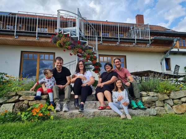 Die beiden Düsseldorfer Familien genießen die Zeit in den niegelnagelneuen Ferienwohnungen auf dem Gripshof. - © Marianne Schwarzer(LZ)