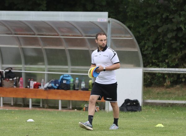 Marcio Goncalves auf der Anlage am Heerser Bruch, noch während des Jugendtraininigs bereitet er das Training vor. Seit September 2019 ist der inzwischen 32-Jährige Trainer des A-Ligisten SV Werl-Aspe. - © Sebastian Lucas(LZ)