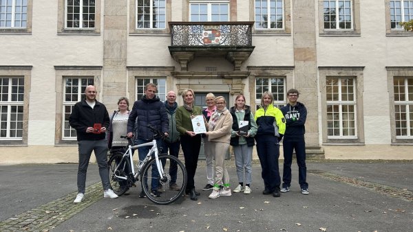 Über die Zertifizierung freuen sich: (von links) Dennis Hetmann (Mobilitätsmanager Kreis Lippe), Anna-Lena Mügge (Radverkehrsbeauftragte Kreis Lippe), Dr. Florian Lueke (Lehrer), Gerhard Reineke (Radverkehrsbeauftragter Stadt Lemgo), Dr. Ute Röder (Verwaltungsvorständin Kreis Lippe), Juliane Schmidt-Rhaeser (Lehrerin), Bärbel Fischer (Schulleiterin), Kaja-Marie Hoffmann (Bundesfreiwilligendienst Kreis Lippe), Tanja Menze (Kreispolizeibehörde Lippe) und Erik Körner (Schüler). - © Tamina-Shirin Marten
