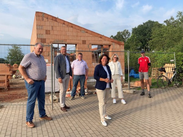 Besuch in Barntrup: (von links) Willi Düwel, Matthias Goeken, Daniel Düwel, Kerstin Vieregge, Caroline Reil (alle CDU) und Christian Götzel, Schatzmeister des RSV Barntrup, vor dem Rohbau des Vereinsheims. - © Bildrechte: Willi Düwel