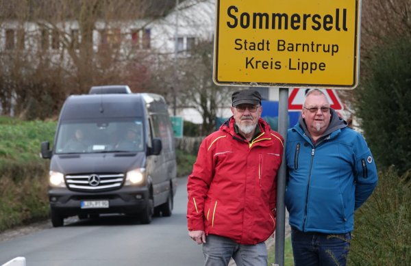 Detlef Grote (li.), Vorsitzender des Heimatvereins und sein Vize Norbert Wenneker am Ortseingang. - © Axel Bürger