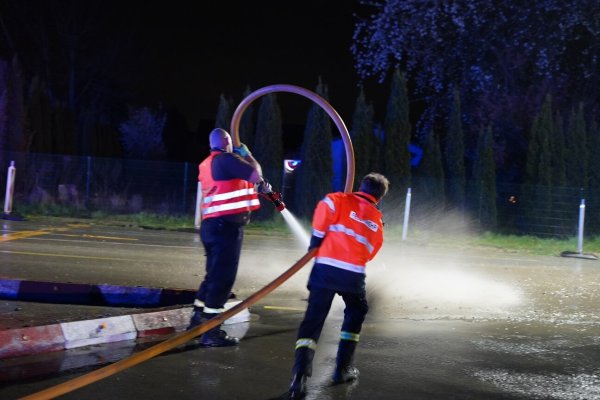 Mühsam mussten die Einsatzkräfte den festgepappten Schlamm von der Fahrbahn entfernen. - © FREITAG-TV