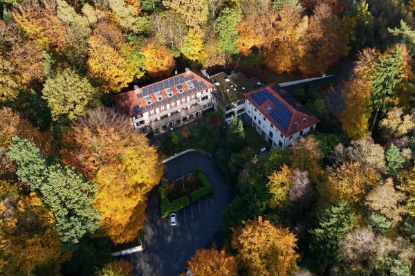 Beste Lage. Die Villa Welschen liegt am Südhang des Tönsbergs - nur einen Steinwurf entfernt vom Hermannsweg. - © Copyright Grzegorz Litynski