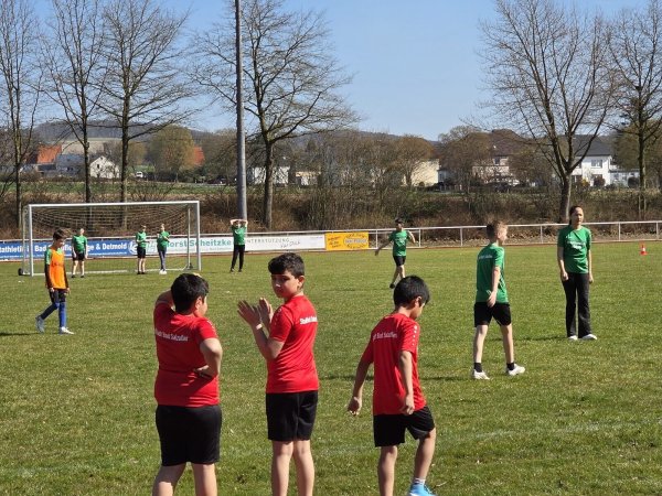 Die Viertklässler der Schötmaraner Grundschule am Kirchplatz beim Fußballturnier unter dem Motto „1:0 für die Menschenwürde“. Das fand im Rahmen der internationalen Wochen gegen den Rassismus statt. - © Stadt Bad Salzuflen